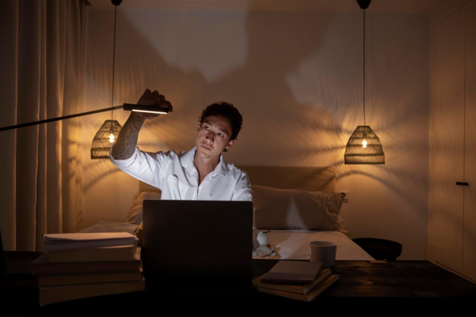 Arbeitsplatz mit Finanzunterlagen und Laptop zeigt praktische Planungsarbeit