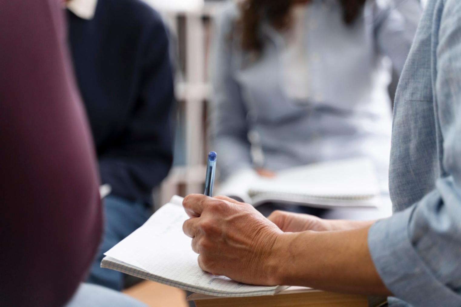 Modernes Büro mit Finanzplanungstools
